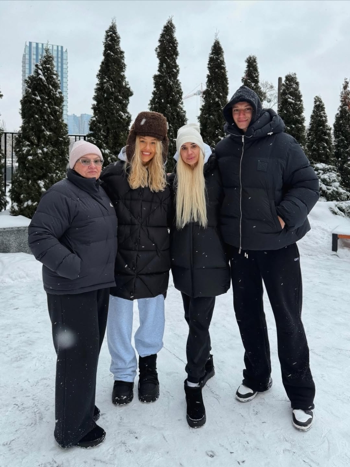 Володимир Бражко на нових фото показався з Дашею Квітковою, мамою і бабусею 2