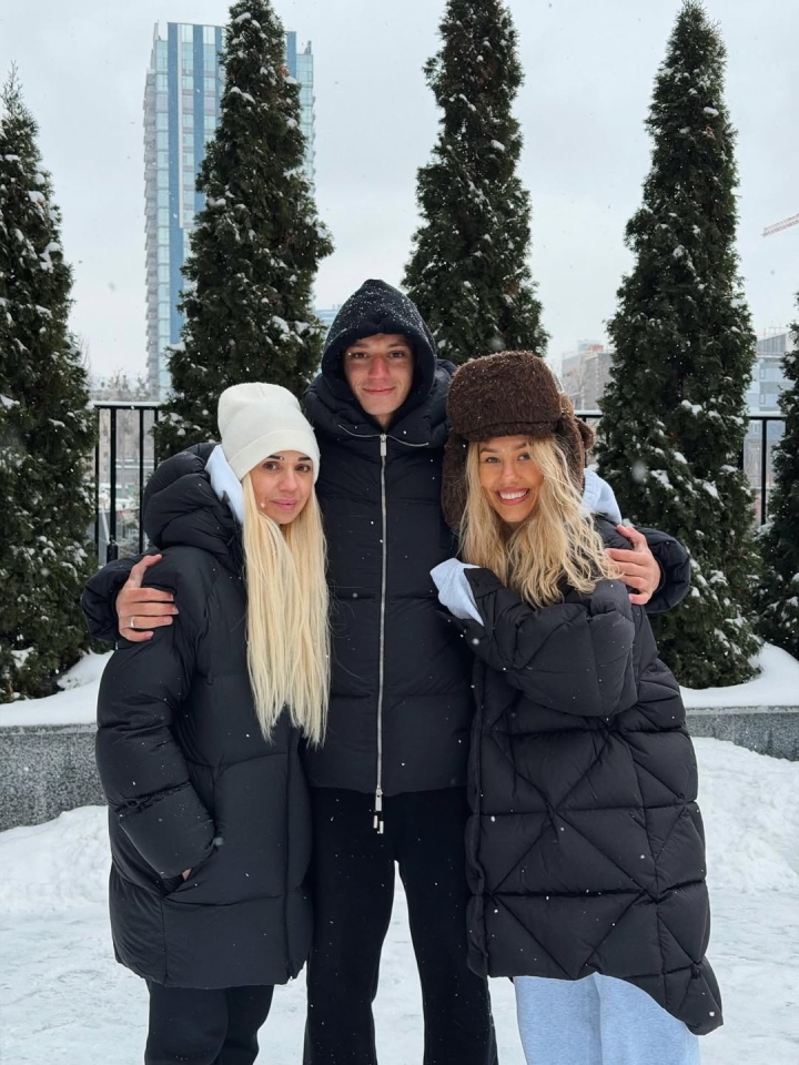 Володимир Бражко на нових фото показався з Дашею Квітковою, мамою і бабусею 3