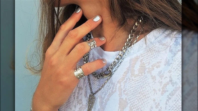 Як стильно носити по 3–4 срібні каблучки на одній руці 4 Як стильно носити по 3–4 срібні каблучки на одній руці 3