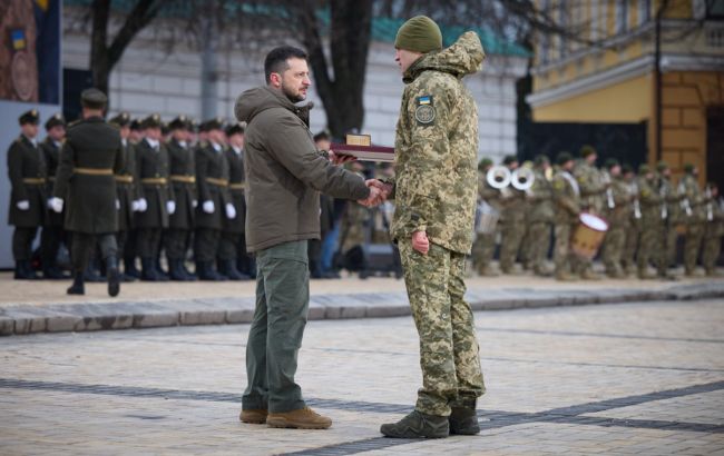 Зеленський зустрівся із полковником СБУ Василем Козаком 1