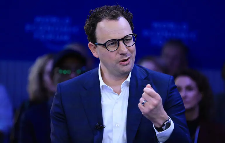 Anthropic послаблює свою політику безпеки штучного інтелекту, оскільки конкуренція змушує компанію зменшити етичні обмеження. 1