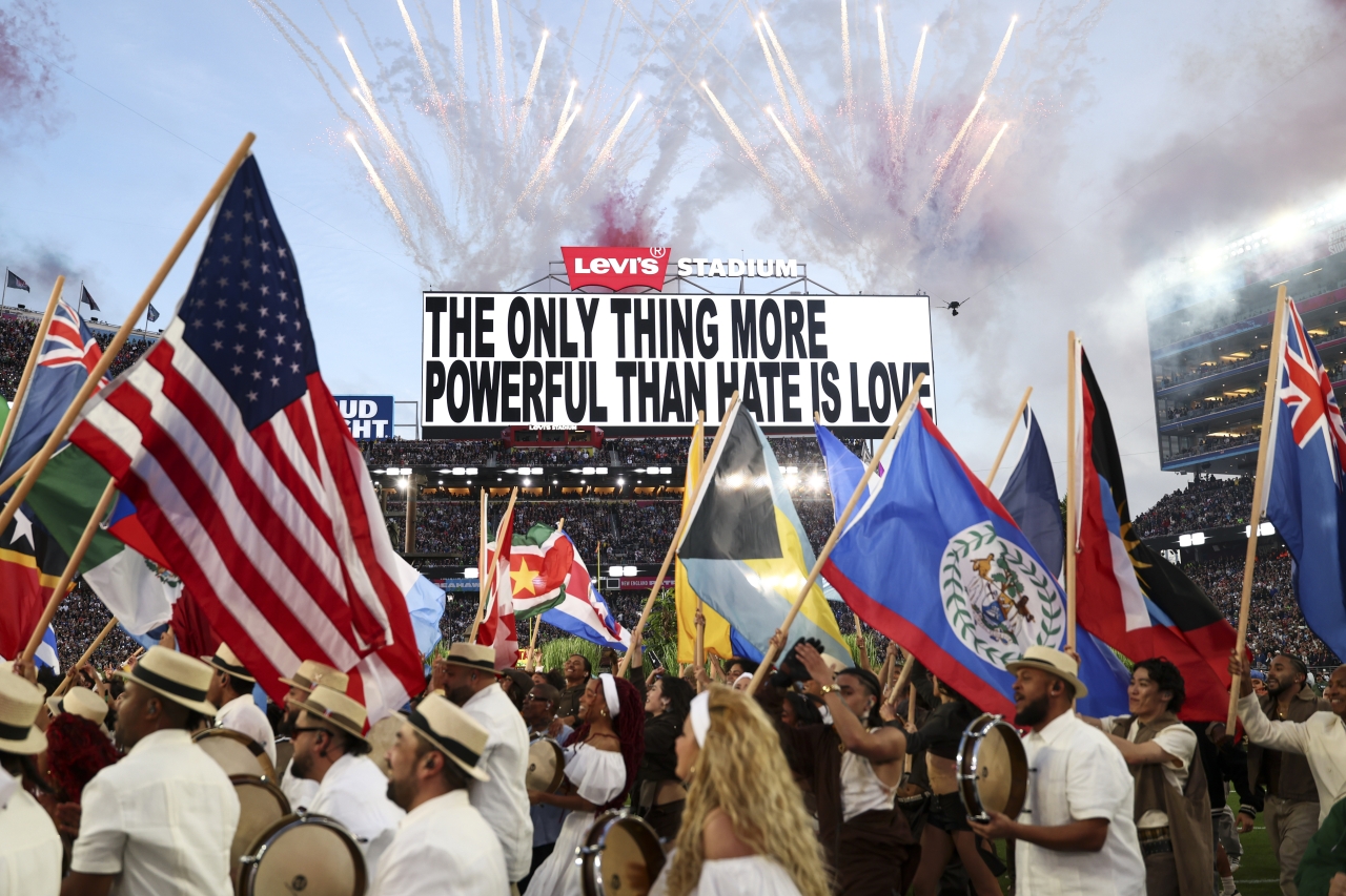 Bad Bunny на Супербоул-2026 - святкування латиноамериканської ідентичності з Леді Гагою й Рікі Мартіном - новини світу 2