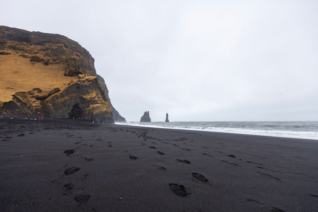 Чорний пляж в Ісландії постраждав від безпрецедентного зсуву схилів - берег змінився за лічені дні через ерозію - новини світу 7