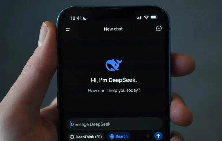 DeepSeek навчила штучний інтелект на найсучасніших американських мікросхемах, тоді як Китай застосував Nvidia Blackwell, незважаючи на заборону з боку США. 1