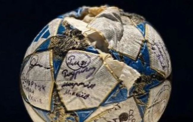 Діти київського Локомотива передали м’яч Інфантіно зі зруйнованого стадіону 1