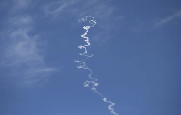 Іран атакував базу США в Бахрейні - на Близькому Сході лунають вибухи - відео 1