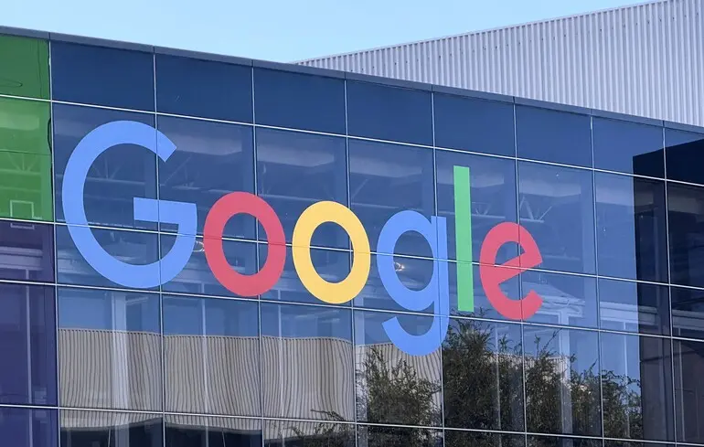 Компанія Google отримала критику з боку працівників, які звинувачують її у сприянні імміграційним репресіям через співпрацю з ICE. 1