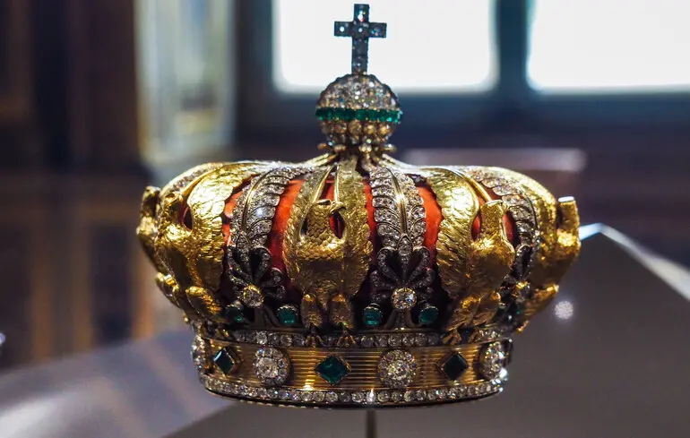 Корона імператриці Євгенії майже ціла після пограбування Лувру - в музеї розповіли про пошкодження прикраси - новини культури 1
