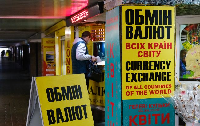 Курс долара 23 лютого тримається вище позначки в 43 гривні - яка ціна 100 доларів сьогодня 1