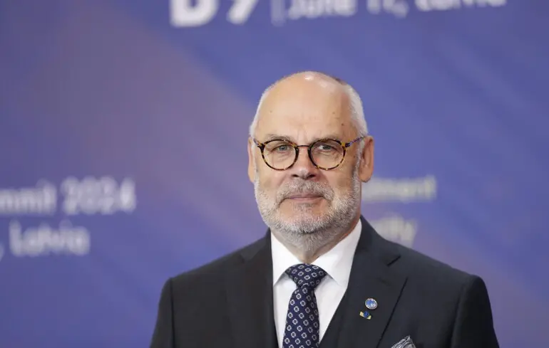 Латвія та Естонія виступили проти переговорів Європейського Союзу з Росією, вказуючи на необхідність призначення спеціального посланця для ведення діалогу. 1