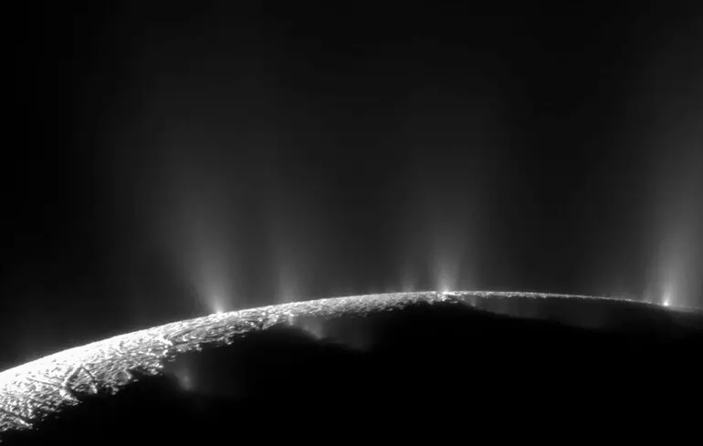 На Енцеладі зафіксували потужне електромагнітне поле – які результати отримали дослідники. 1