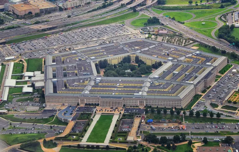 OpenAI, Anthropic та Google закликають до розгортання штучного інтелекту в закритих мережах Пентагону, пропонуючи впровадження без обмежень. 1