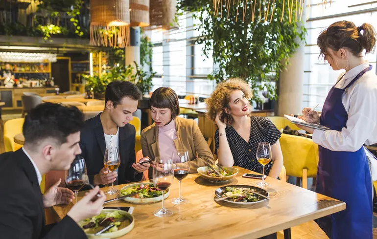 Ресторани закриваються через скорочення відвідувачів 1