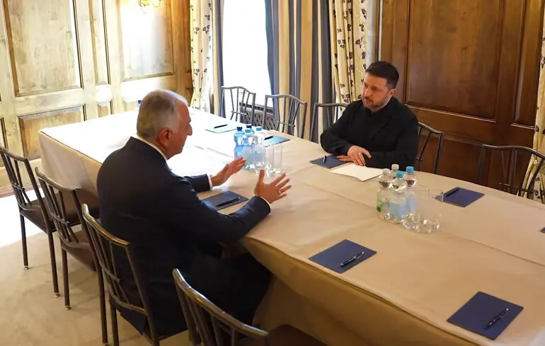 Санкції та питання безпеки стали основними темами обговорення між президентом України Володимиром Зеленським та принцом Ірану Пахлаві під час їхньої зустрічі в Мюнхені. 1