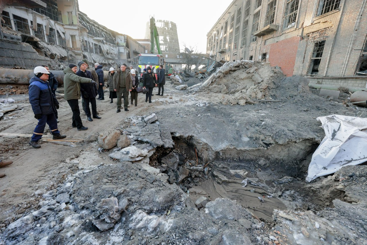 Для відновлення зруйнованого на ТЕЦ у Києві знадобиться від трьох до п'яти років, - зазначив Харченко. 1