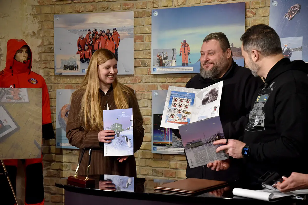 У Києві відзначили ювілей станції Академік Вернадський спецпогашенням марки та фотовиставкою 11