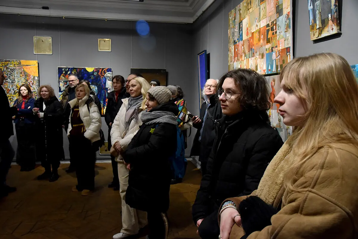 У Київській картинній галереї відкрилась виставка Люди художника Темо Свірелі 14