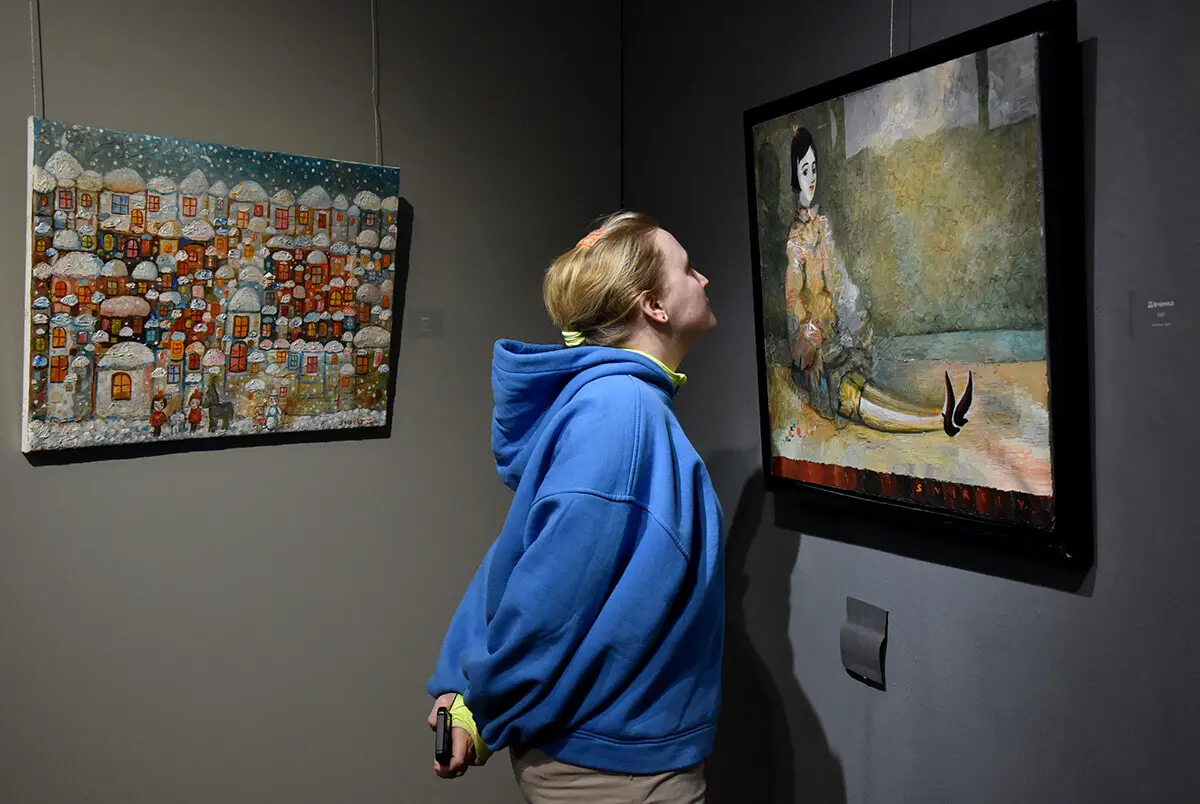 У Київській картинній галереї відкрилась виставка Люди художника Темо Свірелі 11