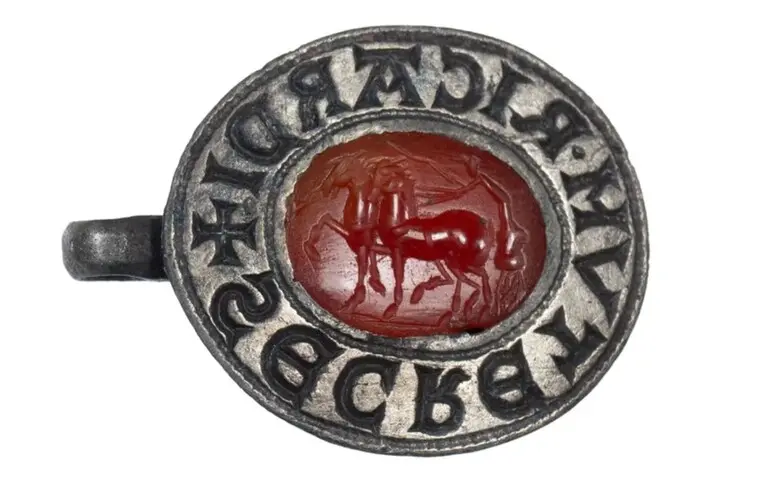 У Великій Британії виявили каблучку з давньоримським коштовним каменем, відому як "Перстень таємниця Річарда". 1