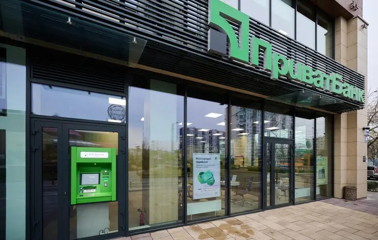 Уряд розглядає можливість продажу акцій ПриватБанку звичайним українцям   1