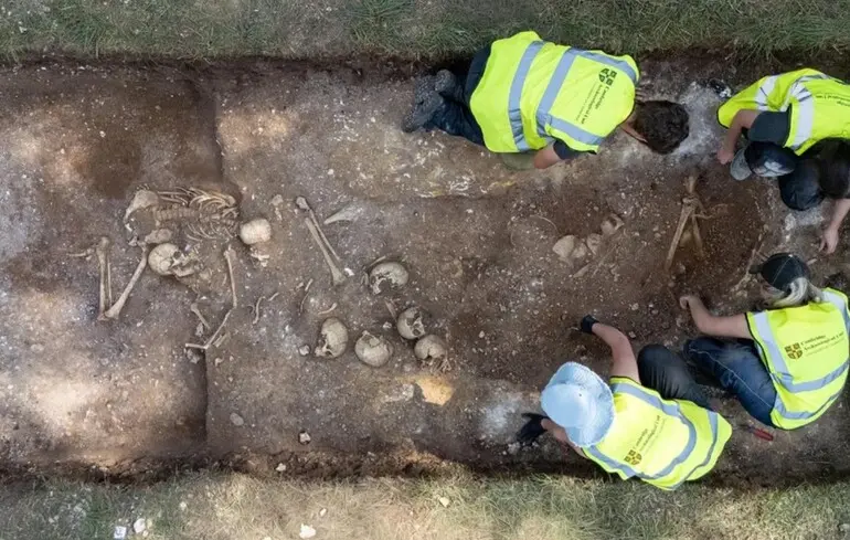 Вчені виявили залишки велетня у похованні вікінгів, що викликало інтерес до давніх практик. Дослідники з'ясували, яку процедуру виконали в минулому. 1