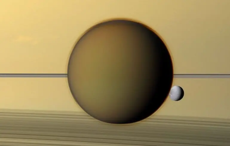 Вчені вважають, що супутник Сатурна Титан може бути результатом злиття двох місяців. 1