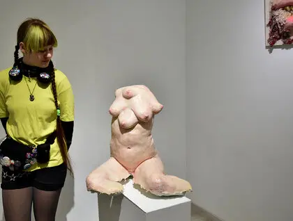 Виставка "Вразливе місце" - у Києві презентували гіперреалістичні скульптури Поліни Вербицької - фото 22