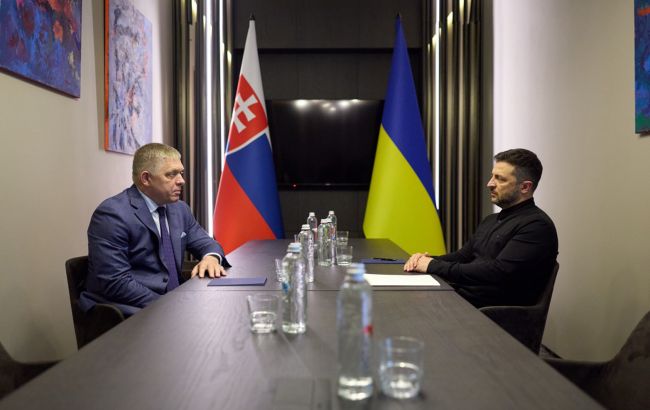 Зеленський проводить телефонну розмову з Фіцо 1