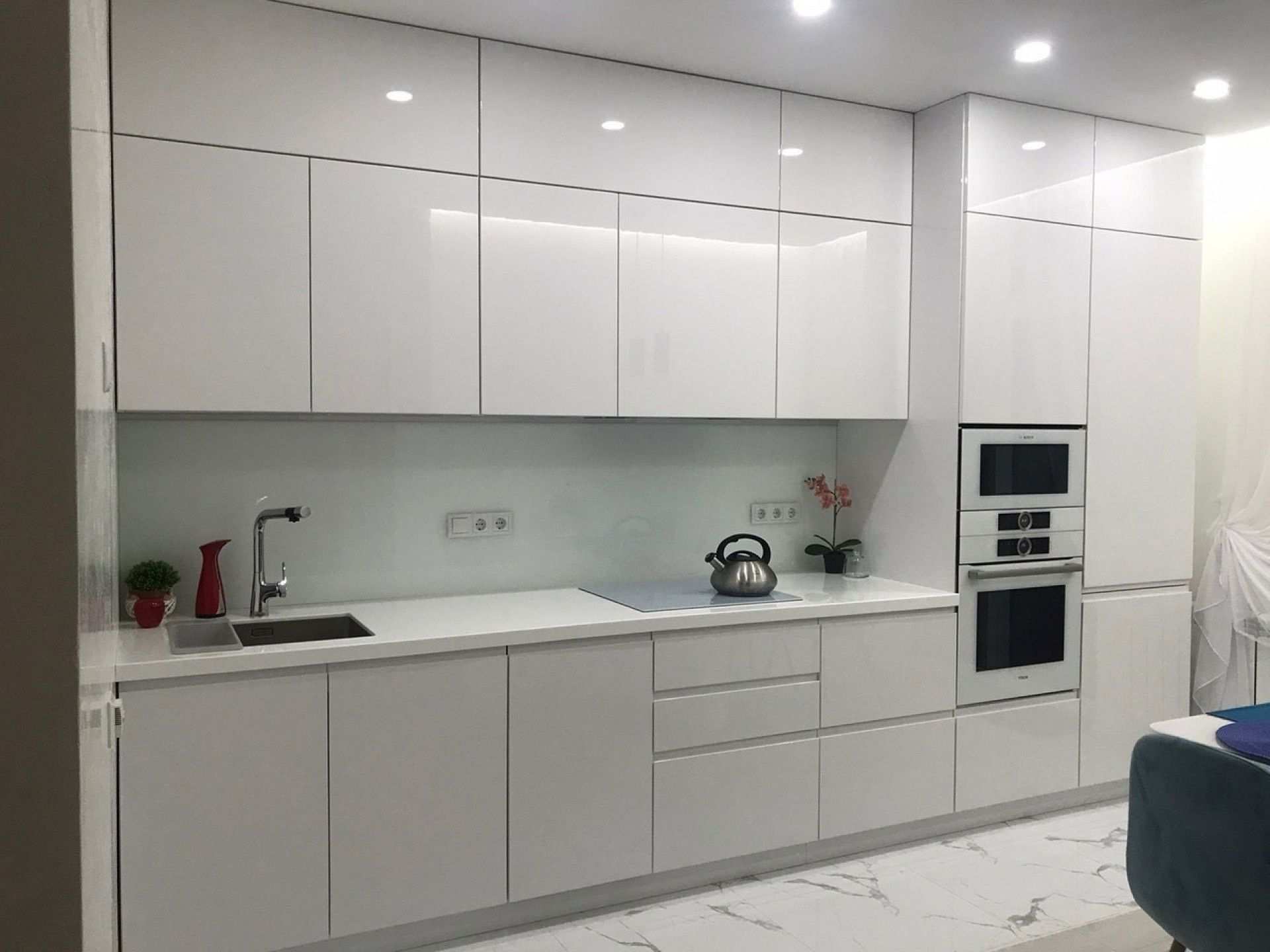 Кухня у відновленому житлі України 2026: функціональність і простота як головні критерії Сучасна функціональна кухня у відновленій українській квартирі - білі фасади і практичне планування