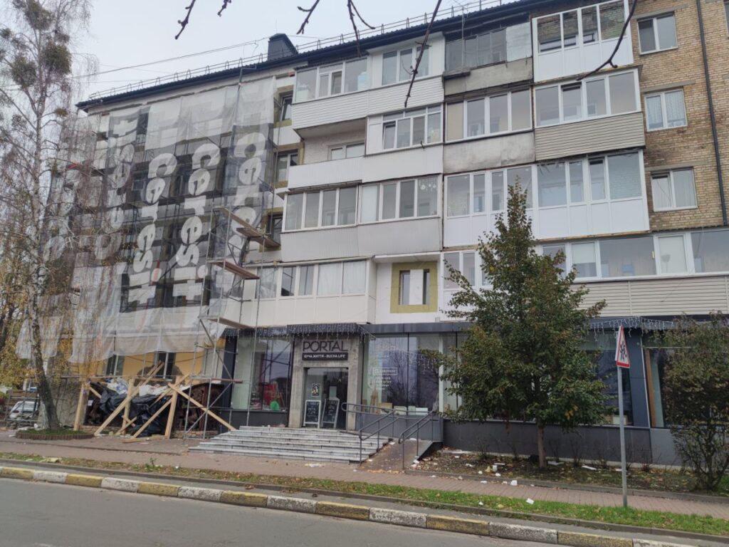 Відновлення пошкодженого житла в Україні: як виглядає процес зсередини Процес ремонту в пошкодженому будинку - будівельні матеріали і робітники відновлюють квартиру