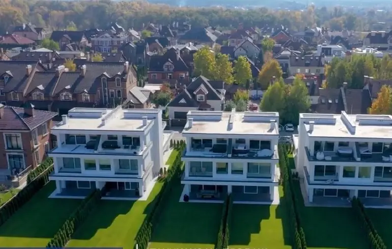 Андрій Сахаров, представник Інсайдера, має бронювання в Службі безпеки України та володіє майном вартістю 500 тисяч доларів. 1