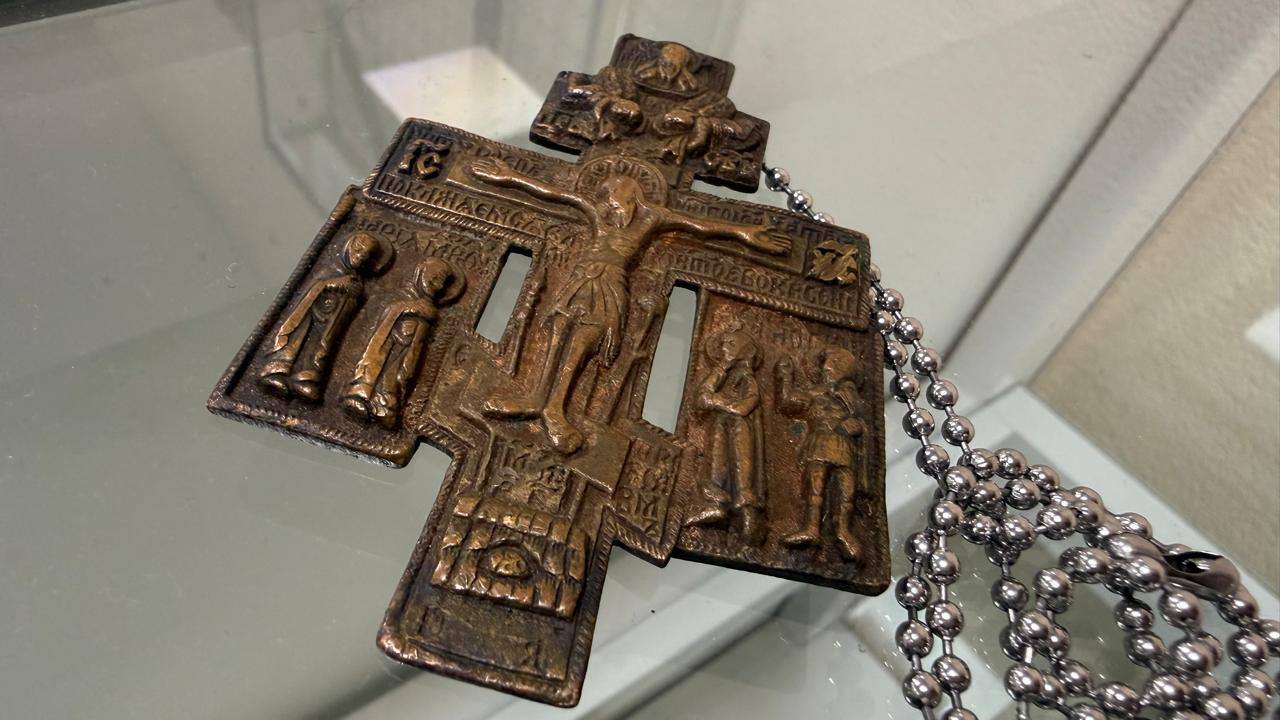 Цінні реліквії намагалися вивезти з України - старообрядницьку ікону та хрест XVIII–XIX століть передали музею - новини культури 3