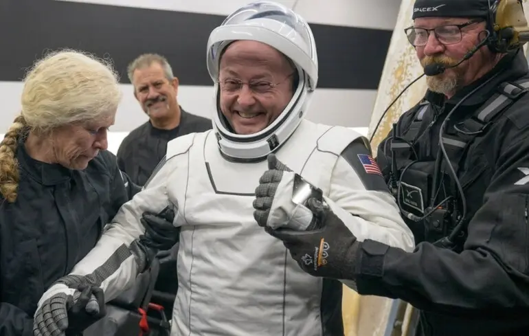 Екіпаж Міжнародної космічної станції був евакуйований через те, що Майкл Фінке втратив голос. Науковці не можуть дати пояснення цьому інциденту. 1