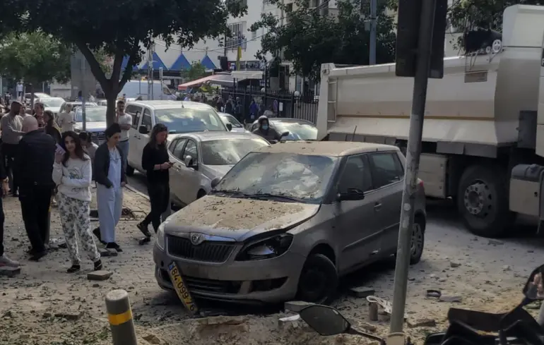 Іран атакував Ізраїль - уламок касетної ракети впав біля посольства України 1