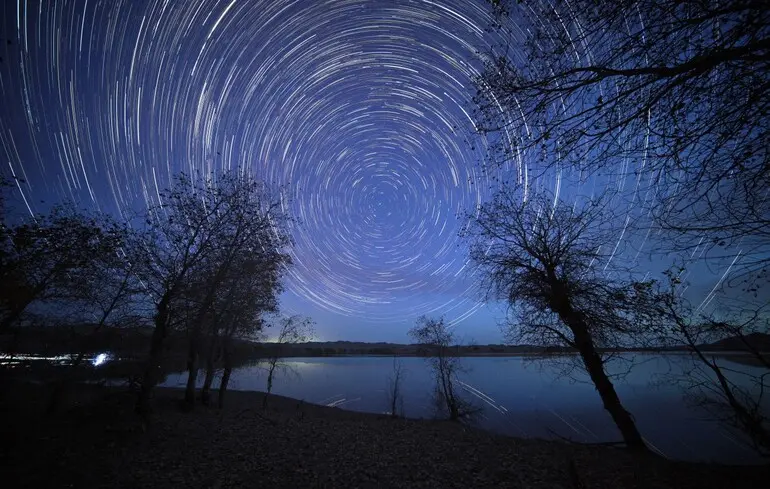 Яскраве нічне небо, спричинене супутниками, може негативно впливати на здоров'я, попереджають дослідники з Північно-західного університету. 1