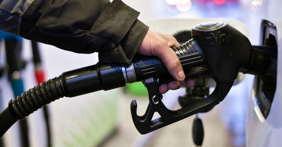 Кешбек на паливо є способом, яким влада намагається відволікти увагу громадськості від збільшення податків, – зазначив Омельченко. 1