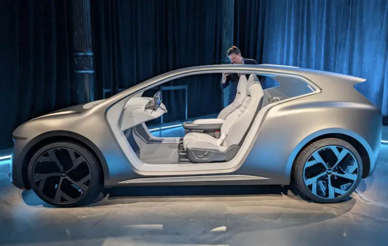 Lucid Motors презентувала концепцію роботаксі Lunar, яке не має керма та педалей. 1