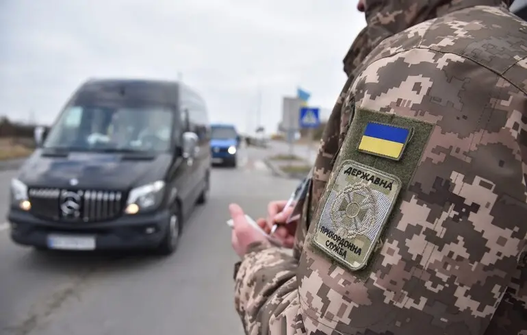 На кордоні з Польщею черги - українці повертаються додому 1