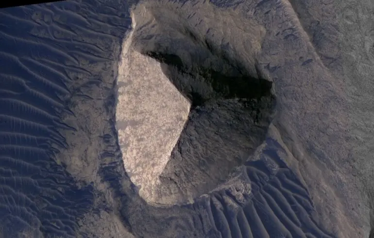 На Марсі розташована піраміда, відома як тетраедр Кандор. Цей геологічний об'єкт має цікаву форму і викликає інтерес у дослідників. Його місцезнаходження на червоній планеті привертає увагу вчених, які вивчають особливості марсіанського рельєфу. Додатково представлені фотографії цього унікального утворення. 1