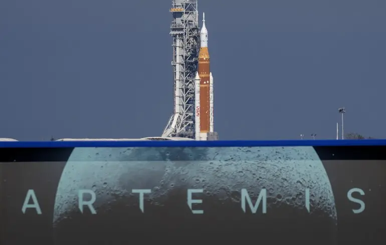 NASA оголосило про дату старту місії Artemis II. Агентство завершило підготовку ракети до випробувального польоту після проведення ремонтних робіт. 1