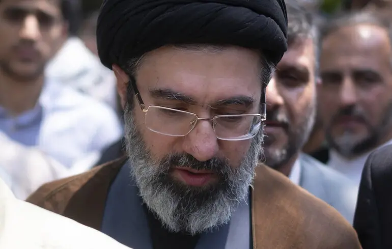 Новим верховним лідером Ірану обрали особу, яку привітав Путін. 1