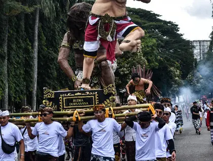 Ньєпі на Балі - на острові спалюють гігантських демонів перед Днем тиші - фото 7