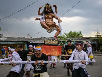 Ньєпі на Балі - на острові спалюють гігантських демонів перед Днем тиші - фото 6