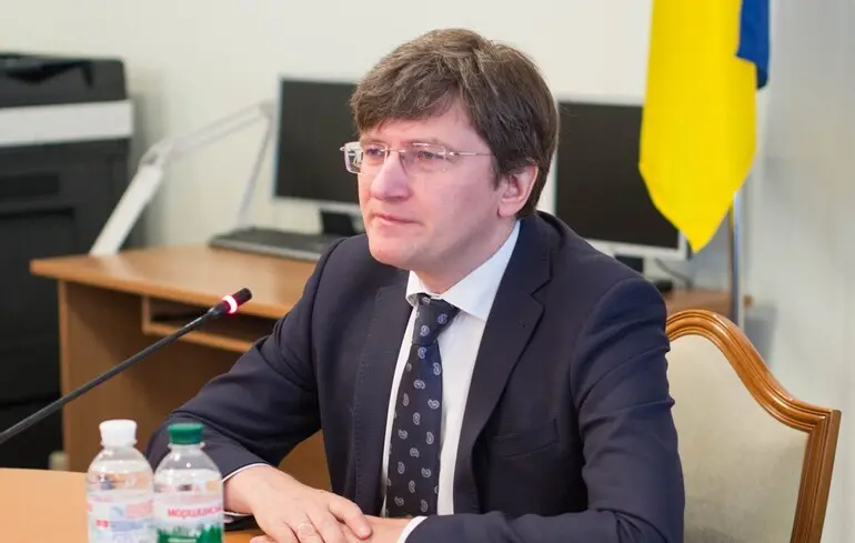 Партія "Слуга народу" має можливість сформувати коаліцію єдності, проте Володимир Зеленський виступає проти цього. 1