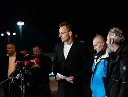 Передача двох українських військових, які перебували в полоні, Угорщині - Сійярто опублікував їхнє зображення. 4