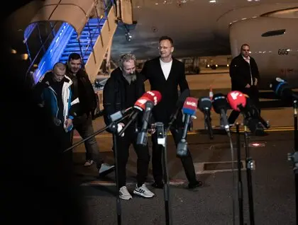 Передача двох українських військових, які перебували в полоні, Угорщині - Сійярто опублікував їхнє зображення. 1