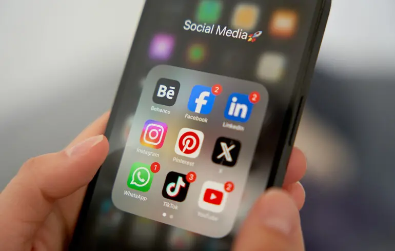 Перевірка віку в соціальних мережах викликає занепокоєння серед науковців — 405 дослідників закликали уряди не поспішати з ухваленням рішень. 1