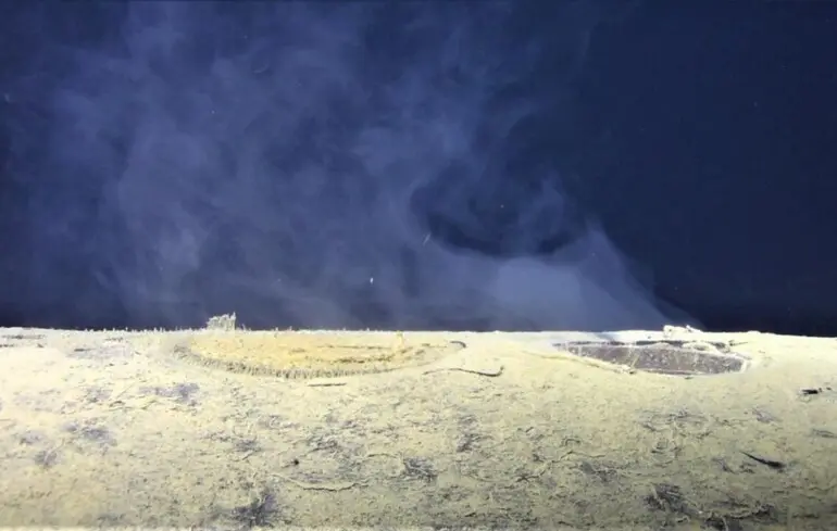 Підводний човен "Комсомолець" скидає радіоактивні відходи у Норвезьке море. 1