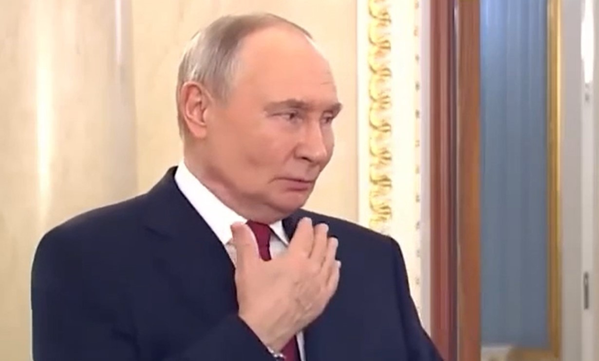 Прес-служба Кремля опублікувала, а згодом видалила чорновий варіант привітання від Путіна. 1