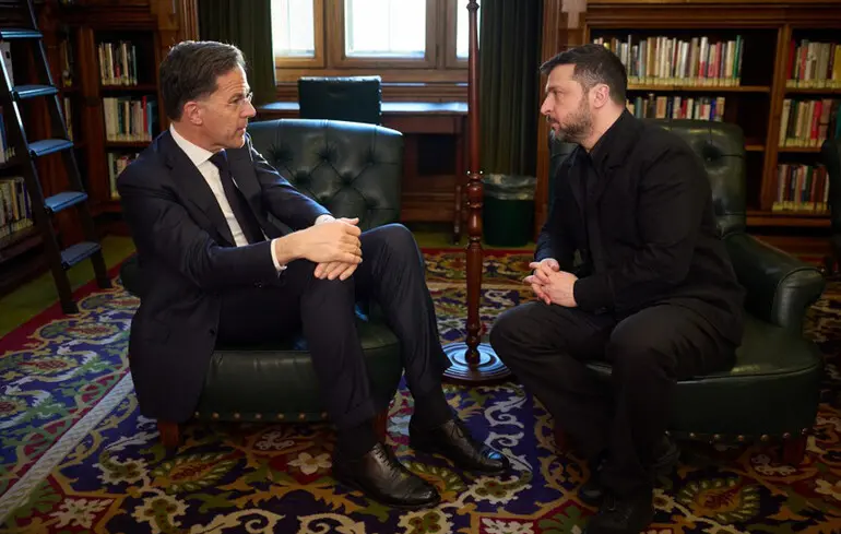 Президент України Володимир Зеленський провів зустріч з генеральним секретарем НАТО, під час якої обговорювали питання санкцій та систем протиповітряної оборони. 1